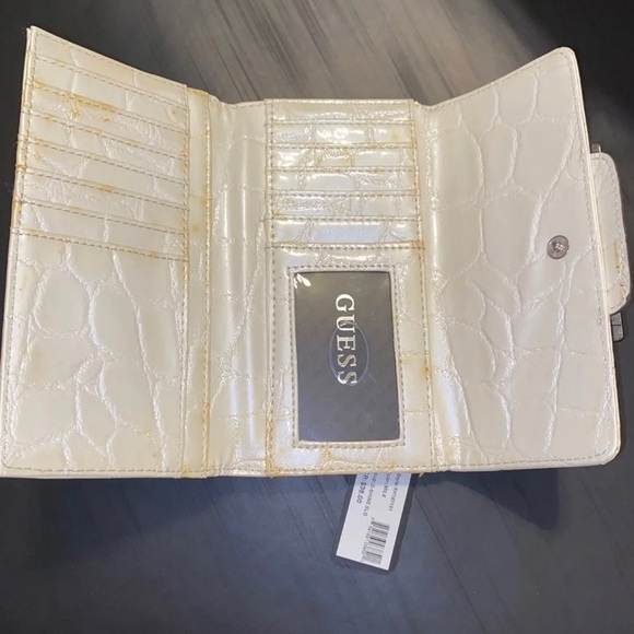 BRAND NEW WITH TAGS Guess Wallet - Picture 2 of 2